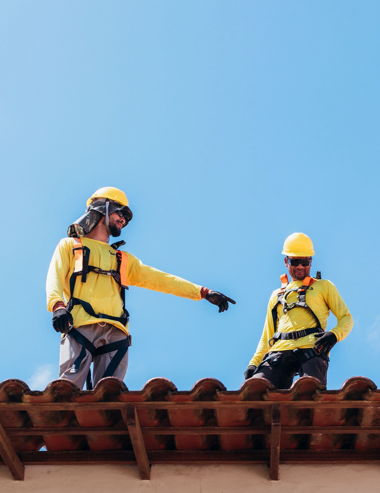 Squadra al lavoro in quota con imbracatura e casco